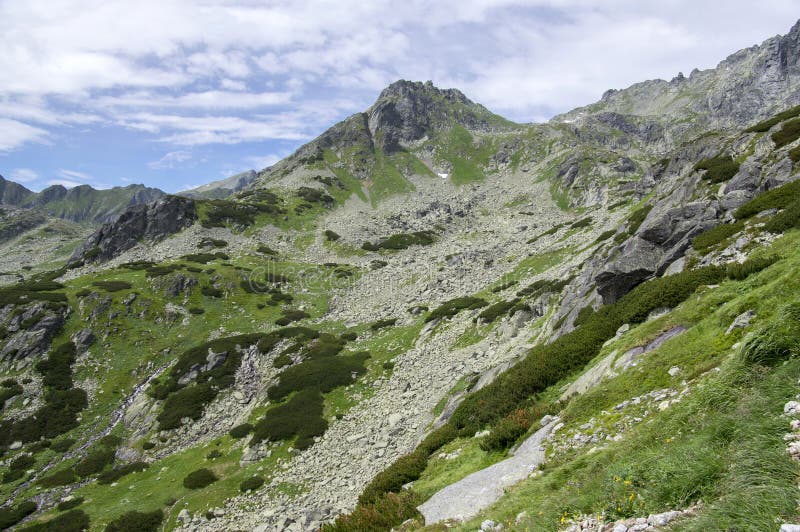 Mengusovská dolina, významná turistická stezka na rysy, vysoké tatry, slovensko, úžasný výhled se zelenými kopci