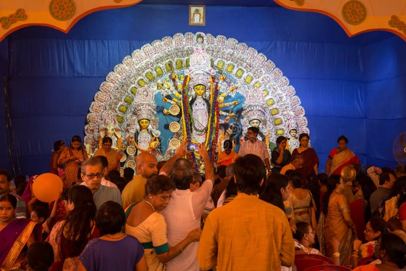 Menigte binnen pandal Durga Puja wordt verzameld gebed aan Godin Durga aan te bieden die stock afbeelding Menigte binnen pandal Durga Puja wordt verzameld gebed aan Godin Durga aan te bieden die stock afbeelding