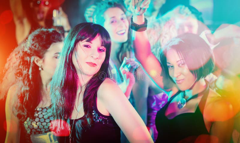 Menigte die in club dansen die partij hebben royalty-vrije stock fotografie Menigte die in club dansen die partij hebben royalty-vrije stock fotografie