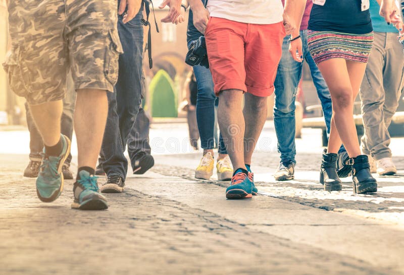 Menigte van mensen die op de straat lopen - Detail van benen en schoenen