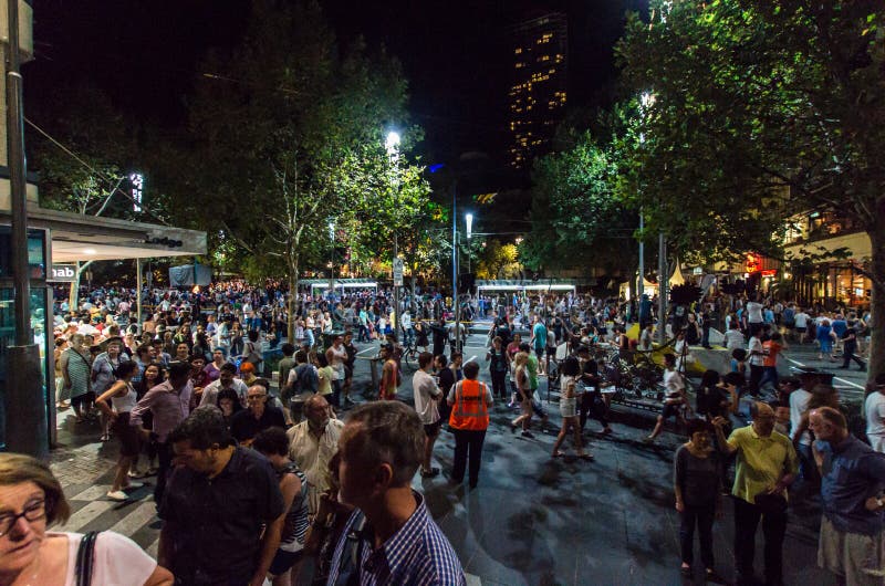 Menigte van mensen in Melbourne tijdens Witte Nacht royalty-vrije stock afbeelding Menigte van mensen in Melbourne tijdens Witte Nacht royalty-vrije stock afbeelding