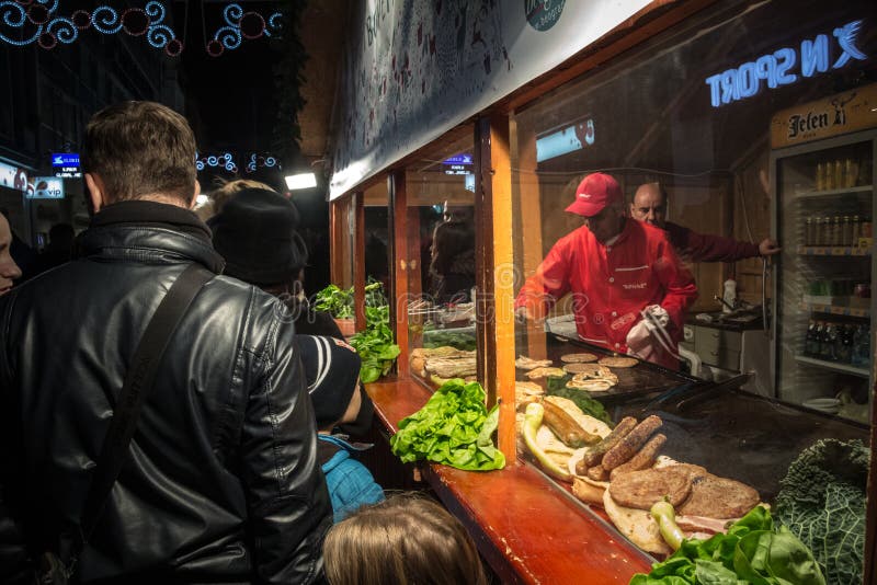 Menigteverpakking voor een Rostilj-tribune met klaar rundvlees pattys pljeskavica, cevapi van vleesvingers en worsten stock afbeeldingen Menigteverpakking voor een Rostilj-tribune met klaar rundvlees pattys pljeskavica, cevapi van vleesvingers en worsten stock afbeeldingen