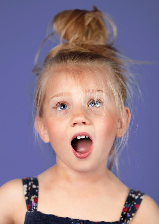 A Menina é Surpreendida Está No Fundo Roxo Imagem de Stock - Imagem de ...