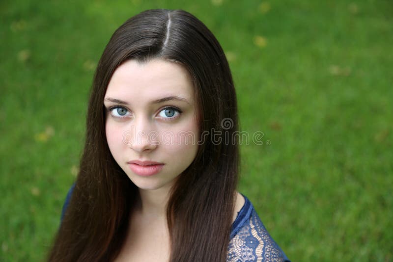 Menina adolescente bonita com cabelo longo imagem de stock Menina adolescente bonita com cabelo longo imagem de stock