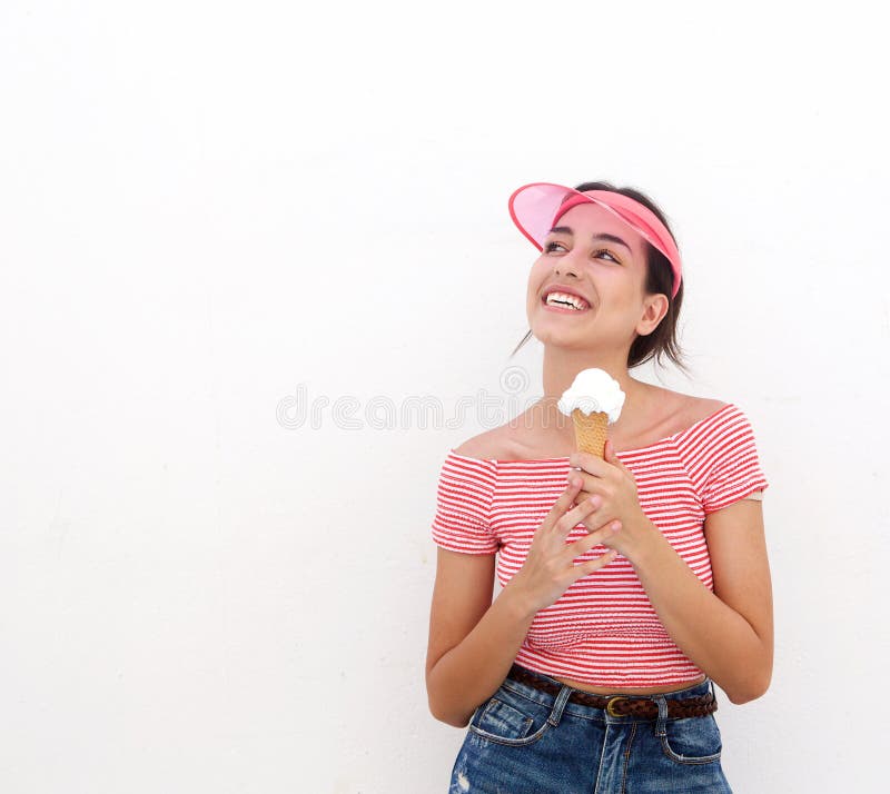 Menina adolescente bonito que guarda o cone de gelado foto de stock royalty free Menina adolescente bonito que guarda o cone de gelado foto de stock royalty free