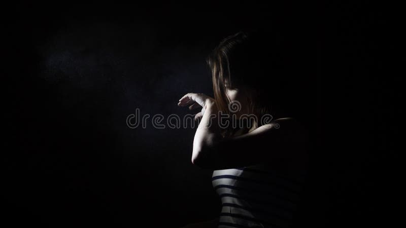 Menina adolescente com giz na escuridão antes do movimento lento do elevador Mãos de aplauso