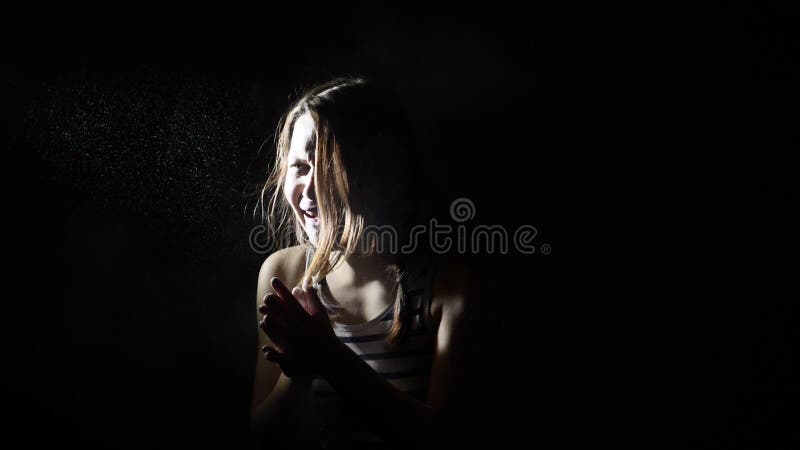 Menina adolescente com giz na escuridão antes do movimento lento do elevador Mãos de aplauso e gritar