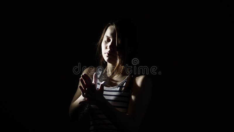 Menina adolescente com giz na escuridão antes do movimento lento do elevador Mãos de aplauso e gritar