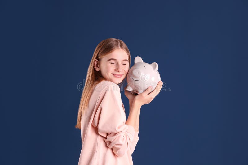Menina adolescente com mealheiro imagens de stock royalty free Menina adolescente com mealheiro imagens de stock royalty free