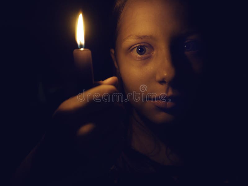 Menina Possuída Por Um Demônio Foto de Stock - Imagem de cruel, halloween:  42629222