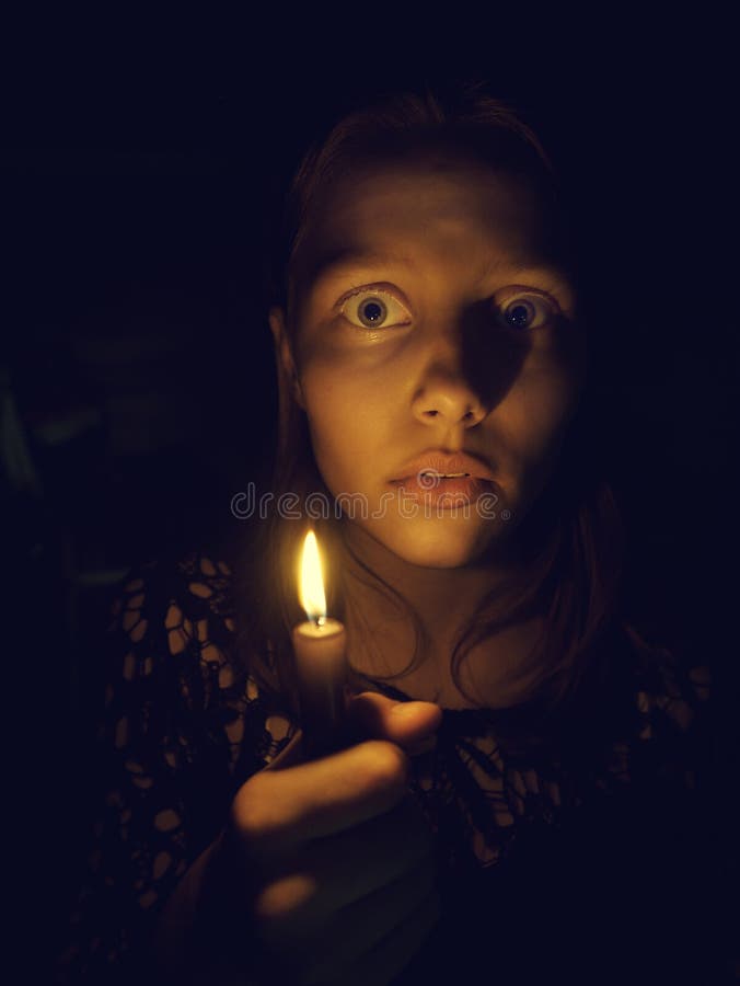 Menina Possuída Pelo Diabo Olha Para Você Fora Escuridão fotos, imagens de  © YAYImages #263310978