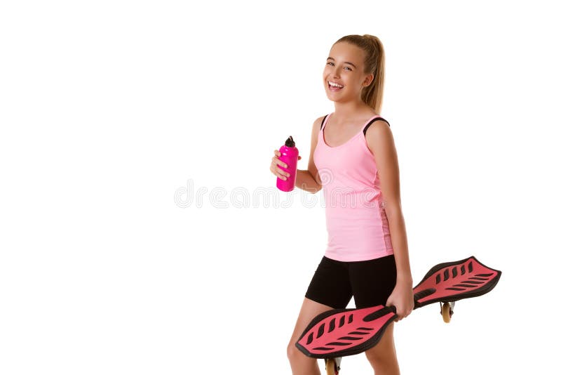 Menina adolescente desportiva alegre que guarda o waveboard e a garrafa da água fotos de stock royalty free Menina adolescente desportiva alegre que guarda o waveboard e a garrafa da água fotos de stock royalty free