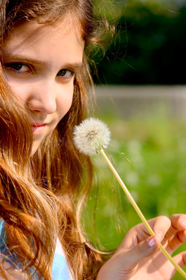 Retrato de uma adolescente com dente-de-leão fotografia de stock royalty free
