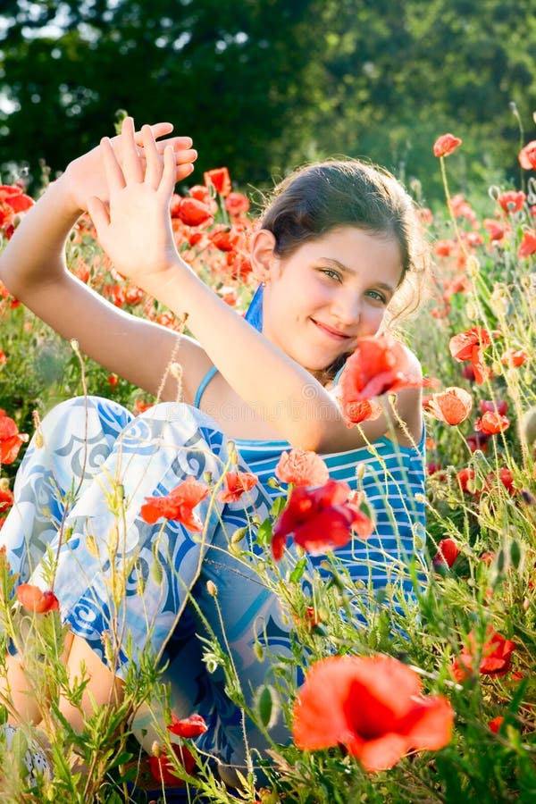 Retrato de uma adolescente com papoila foto de stock royalty free
