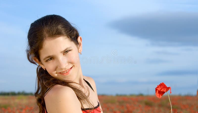 Retrato de uma adolescente com papoila imagem de stock royalty free