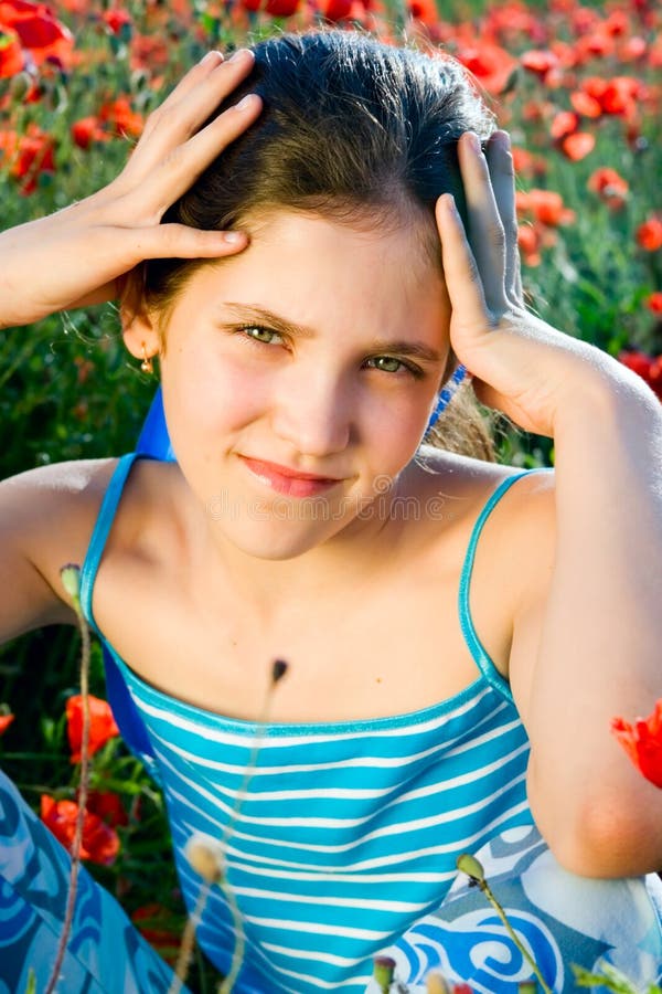 Retrato de uma adolescente com papoila fotografia de stock