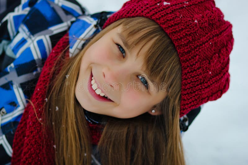 Menina adolescente do retrato na floresta do inverno imagem de stock Menina adolescente do retrato na floresta do inverno imagem de stock