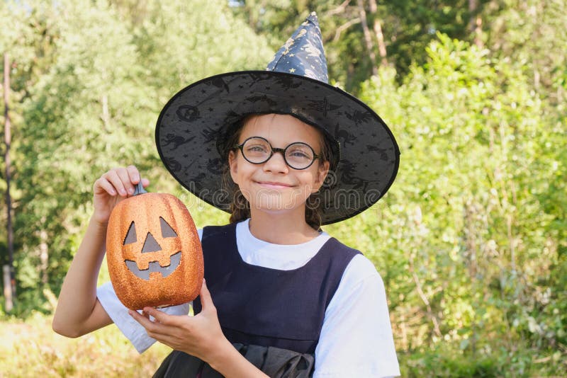 Bruxa de Halloween bonita Foto stock gratuita - Public Domain Pictures