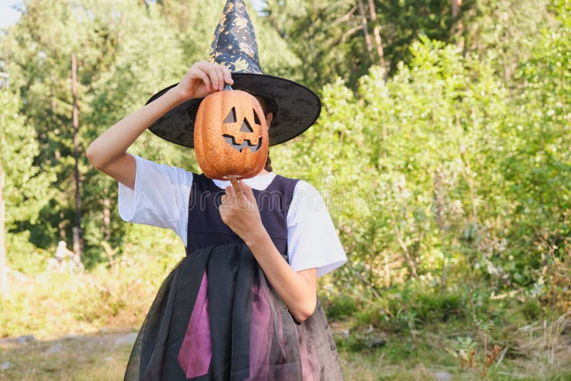 Bruxa de Halloween bonita Foto stock gratuita - Public Domain Pictures