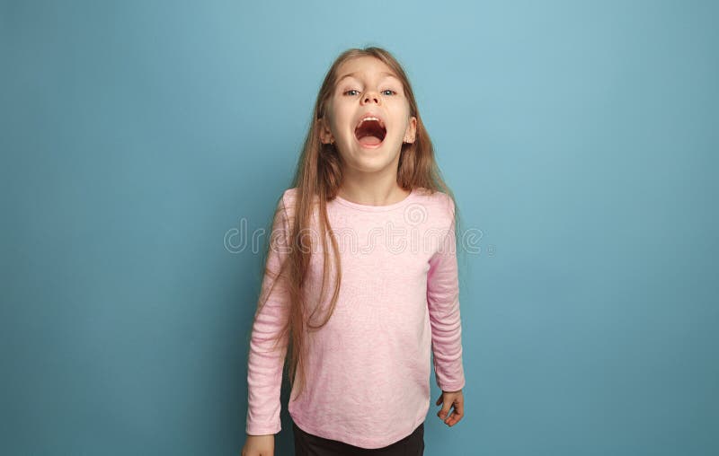 A menina adolescente loura emocional tem um olhar da felicidade e gritar Tiro do estúdio imagens de stock A menina adolescente loura emocional tem um olhar da felicidade e gritar Tiro do estúdio imagens de stock