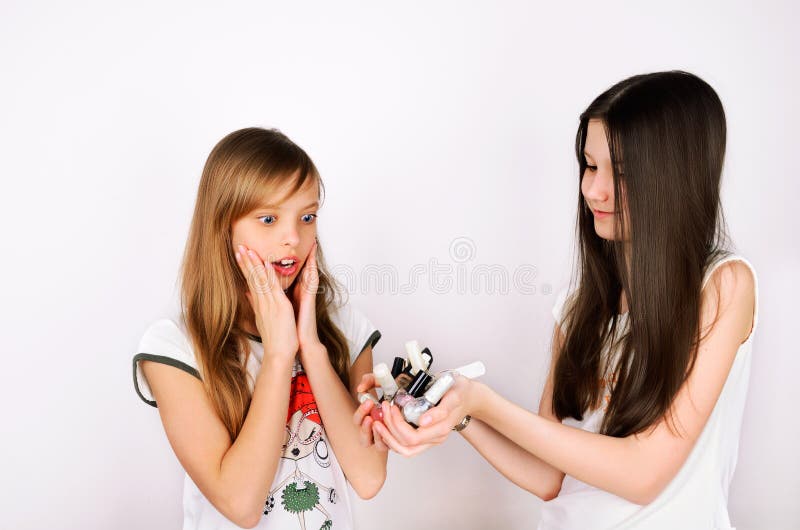 Adorável Meninas Se Divertindo Jogando Em Casa Com Esmalte Colorido Fazendo  Manicure E Pintando Unhas Um Para O Outro Foto Royalty Free, Gravuras,  Imagens e Banco de fotografias. Image 66522820