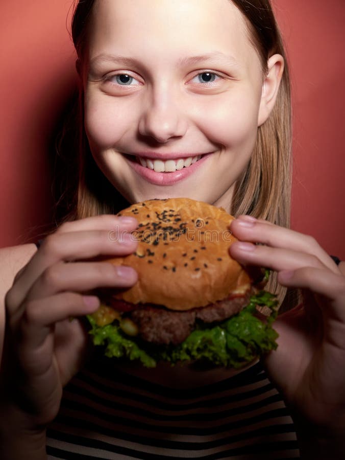 Menina Possuída Por Um Demônio Foto de Stock - Imagem de cruel, halloween:  42629222