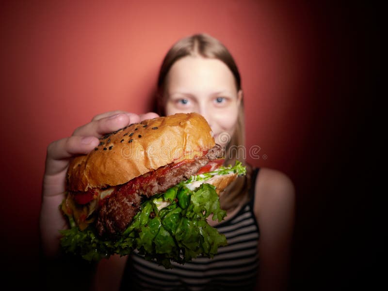 Menina Possuída Por Um Demônio Foto de Stock - Imagem de horror, terror:  42629198