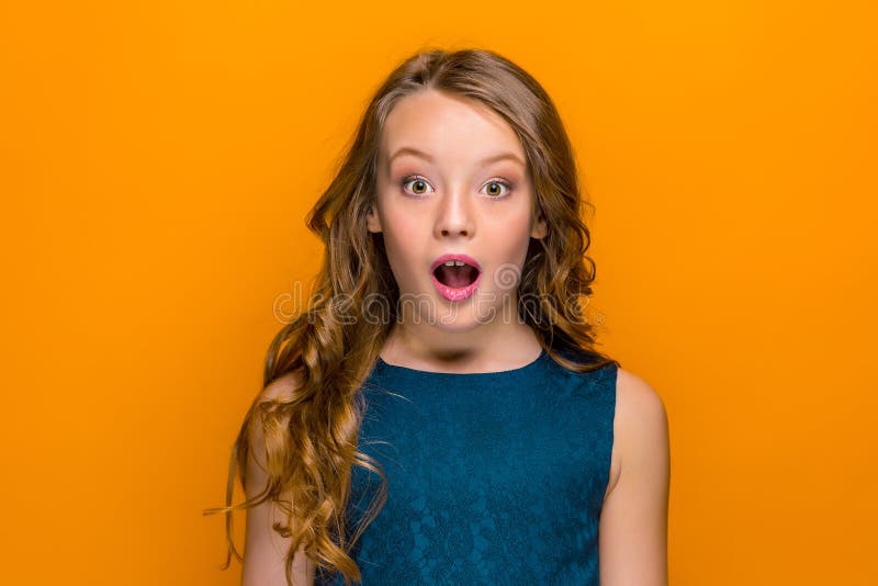A menina adolescente surpreendida fotografia de stock royalty free A menina adolescente surpreendida fotografia de stock royalty free