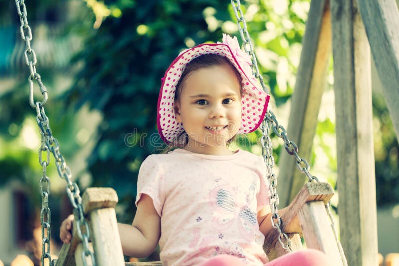 Foto de Menina Pequena Bonito Adorável Da Criança Que Joga Com Boneca  Criança Saudável Feliz Do Bebê Que Tem O Divertimento Com Jogo De Papel  Jogando A Matriz Em Casa Ou Berçário