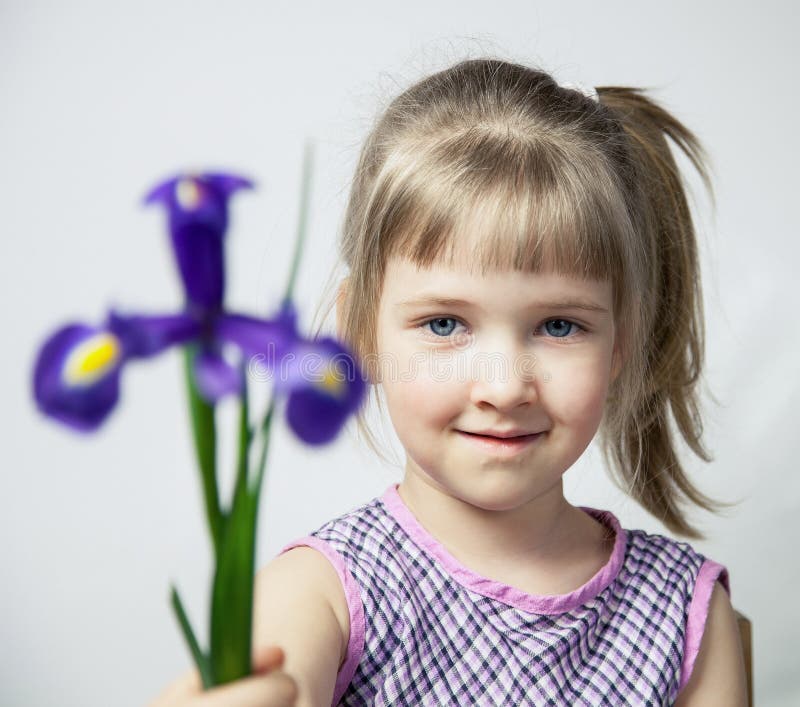Menina adorável com íris bonita imagens de stock