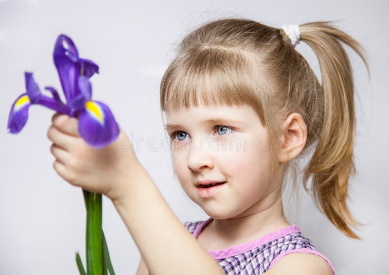 Menina adorável com íris bonita imagens de stock royalty free