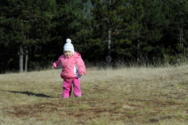 Menina adorável da criança que aprecia na montanha imagem de stock Menina adorável da criança que aprecia na montanha imagem de stock