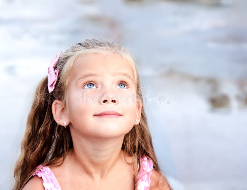 Menina adorável que olha acima fotografia de stock Menina adorável que olha acima fotografia de stock