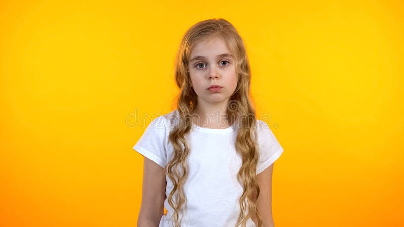 Menina adorável triste que olha à câmera, falta de sofrimento de uma comunicação, nenhuns amigos imagens de stock royalty free Menina adorável triste que olha à câmera, falta de sofrimento de uma comunicação, nenhuns amigos imagens de stock royalty free