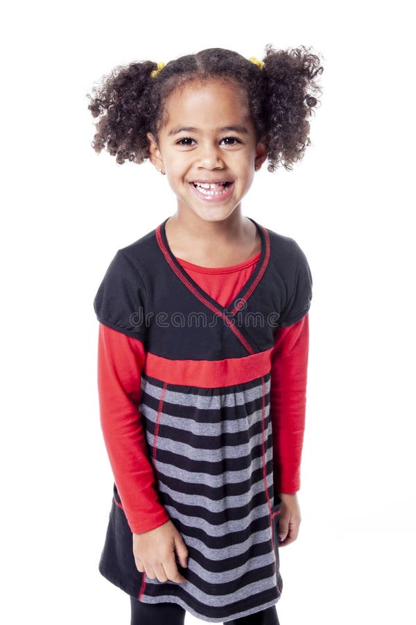 Menina africana adorável com o penteado bonito isolado sobre o branco fotos de stock Menina africana adorável com o penteado bonito isolado sobre o branco fotos de stock