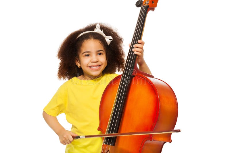 A menina africana joga o violoncelo com arco