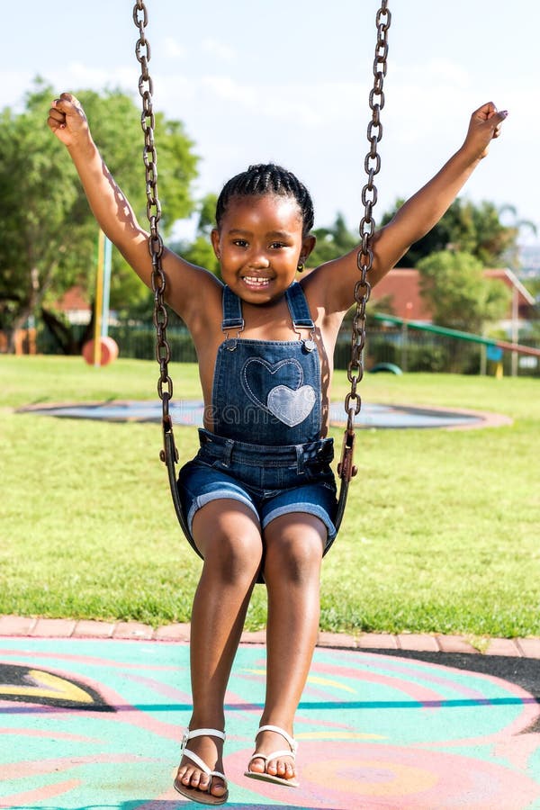 Menina Da Criança Da Criança Que Balança Em Um Balanço Do Campo De Jogos  Foto de Stock - Imagem de outono, jogar: 71953248