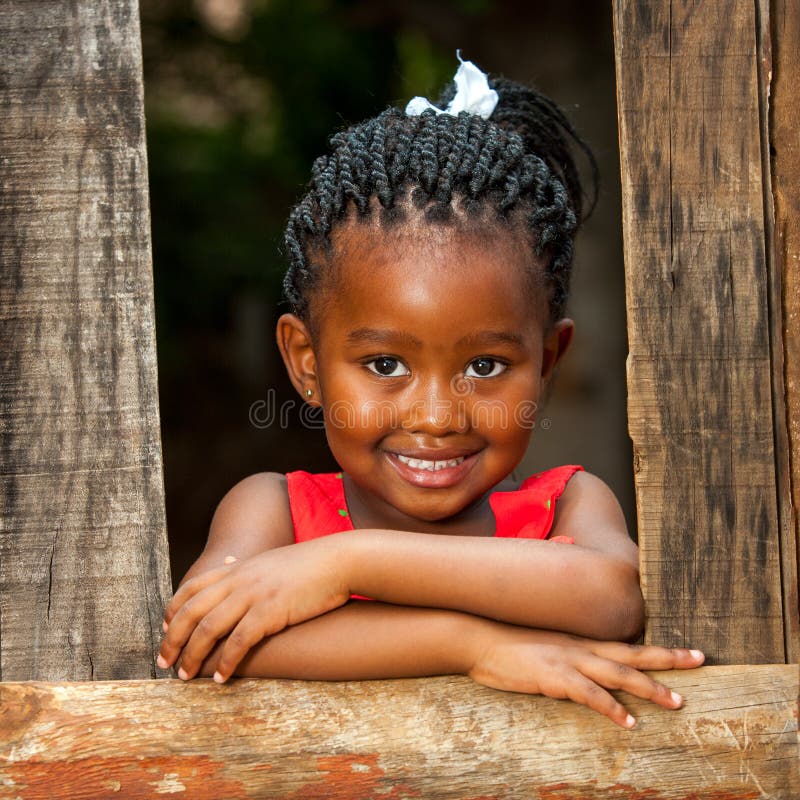 Menina africana pequena que inclina-se na cerca de madeira. fotos de stock Menina africana pequena que inclina-se na cerca de madeira. fotos de stock
