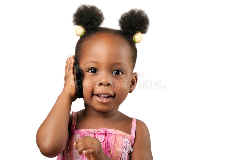 Menina afro-americano pequena que fala ao telefone