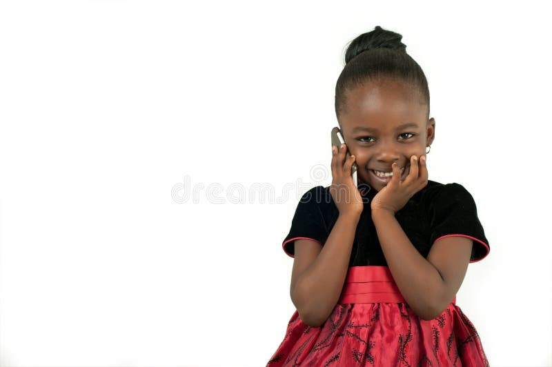 Divertimento Afro-americano Pequeno Da Menina Com Telefone Foto de Stock -  Imagem de alegre, bebê: 37357280