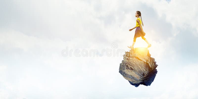Menina alegre bonito que anda na terra abstrata Meios mistos imagem de stock Menina alegre bonito que anda na terra abstrata Meios mistos imagem de stock