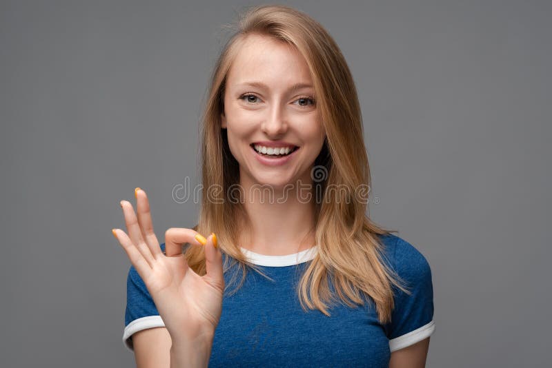 Menina Com Cabelos Loiros Olhos Grandes E Sorriso Largo E Feliz