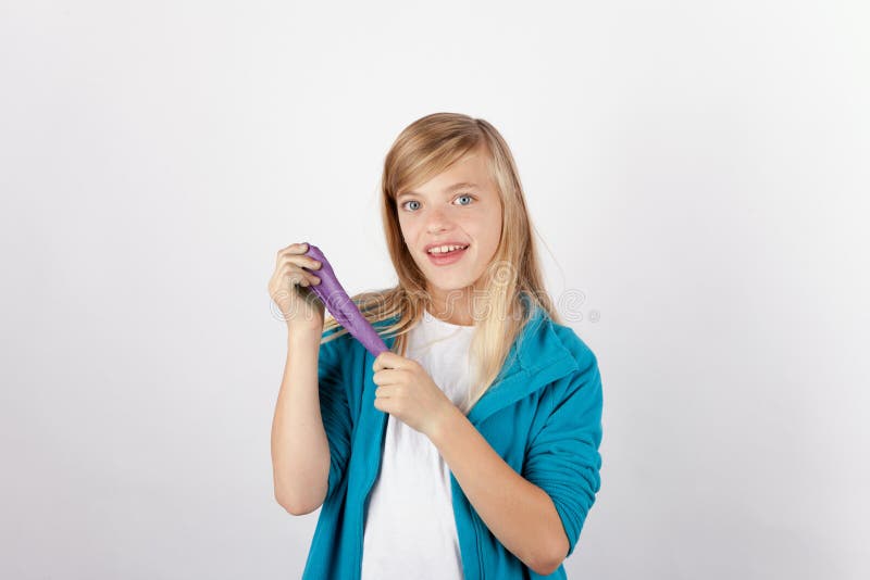 Menina alegre que levanta com seu limo roxo feito a mão imagens de stock royalty free Menina alegre que levanta com seu limo roxo feito a mão imagens de stock royalty free