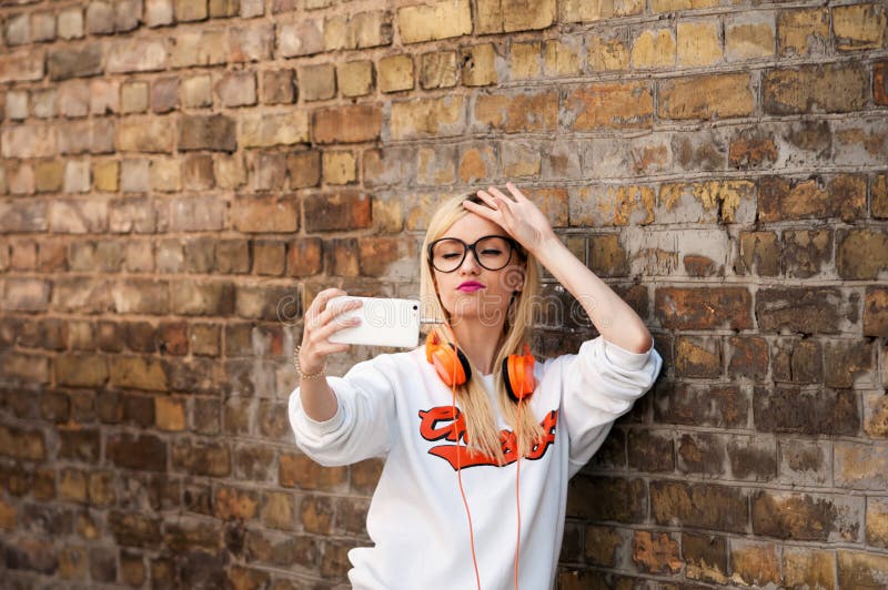 A menina americana da beleza nova faz o selfie, modelo de forma, menina bonita imagens de stock A menina americana da beleza nova faz o selfie, modelo de forma, menina bonita imagens de stock