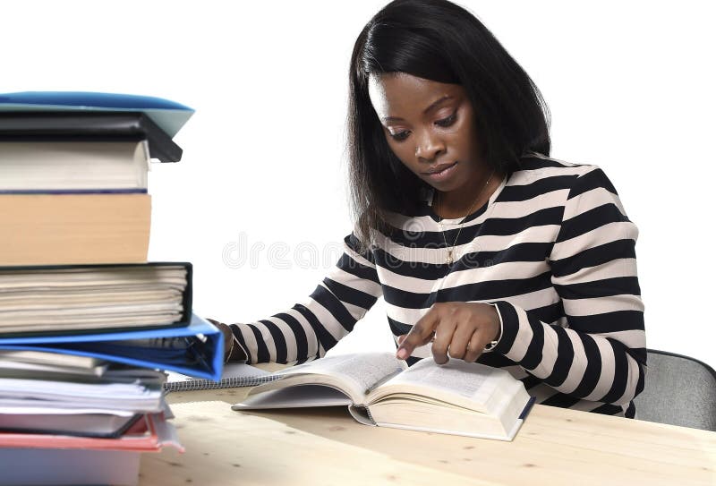 Menina americana do estudante da afiliação étnica do africano negro que estuda o livro de texto