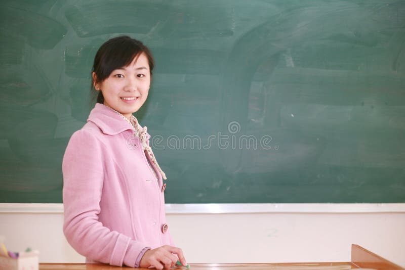 Menina antes do quadro-negro fotografia de stock royalty free Menina antes do quadro-negro fotografia de stock royalty free