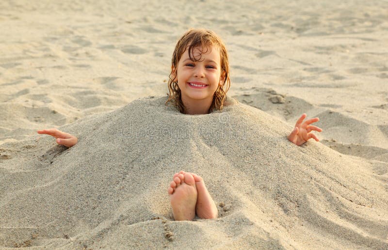 Jogo Engraçado Da Menina Enterrado Em óculos De Sol De Sorriso Da Areia Da  Praia Foto de Stock - Imagem de sunglasses, ensolarado: 35454010