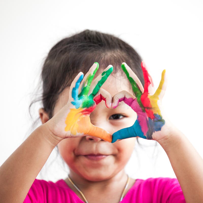 A menina asiática bonito da criança com as mãos pintadas faz a forma do coração fotografia de stock royalty free A menina asiática bonito da criança com as mãos pintadas faz a forma do coração fotografia de stock royalty free