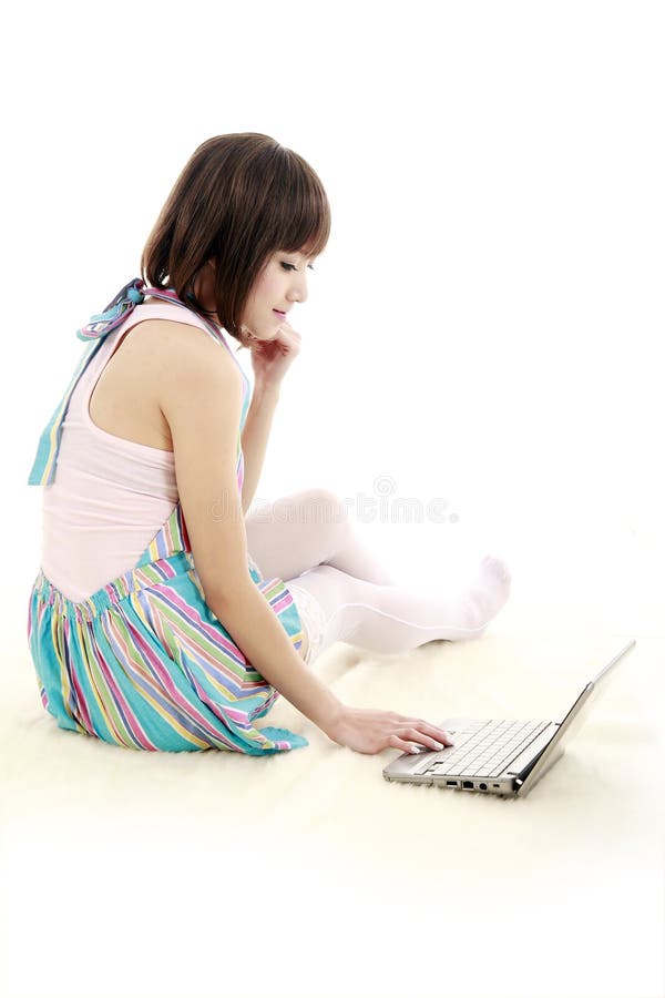Menina asiática com portátil