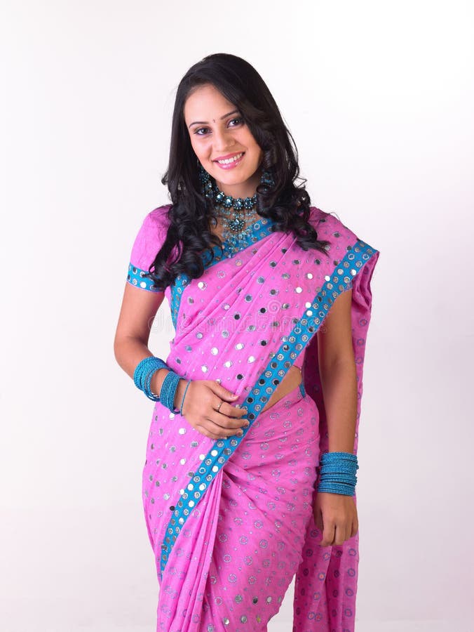 Menina asiática do `no sari cor-de-rosa com jewelery rico